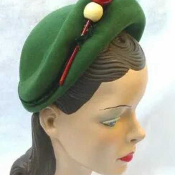 Vintage Black Velvet Hat from the 1940s - Picture 13 of 13